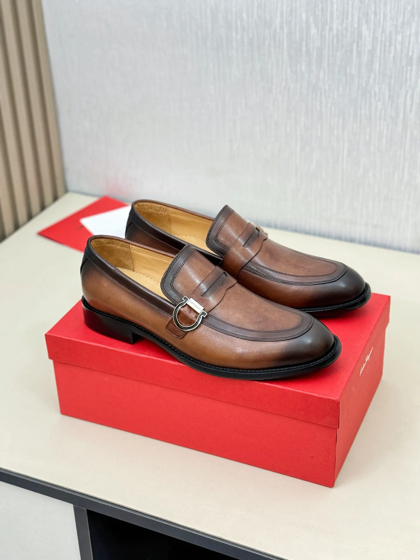 [Ferragamo] P: 560💰 Number of yards: 38~44 (45 orders are non-returnable) Ferragam's new men's formal leather shoes, the fabric is made of imported cowhide, with visible texture, heavy-duty stitching, dyed calfskin inside, standard logo cowhide feet, big-name experience, soft and comfortable on the feet, a men's favorite, special non-slip and wear-resistant rubber soles, easy to handle various occasions, with original box packaging!